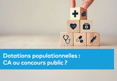 Une pyramide de cubes en bois ornés de symboles liés à la santé et aux services hospitaliers, assemblée sur une table.