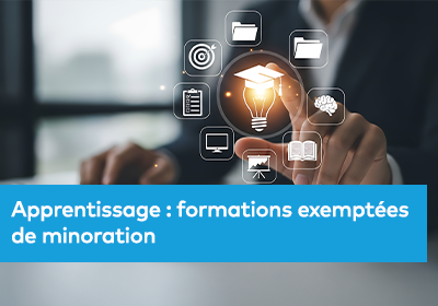 Une main sélectionne une icône représentant une ampoule, entourée de pictogrammes liés à la formation et à la connaissance dans un environnement numérique